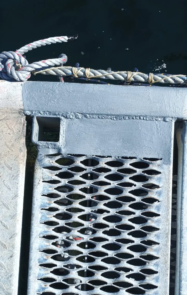 Zona del pasillo intervenida, con soldadura visible y terminación gris